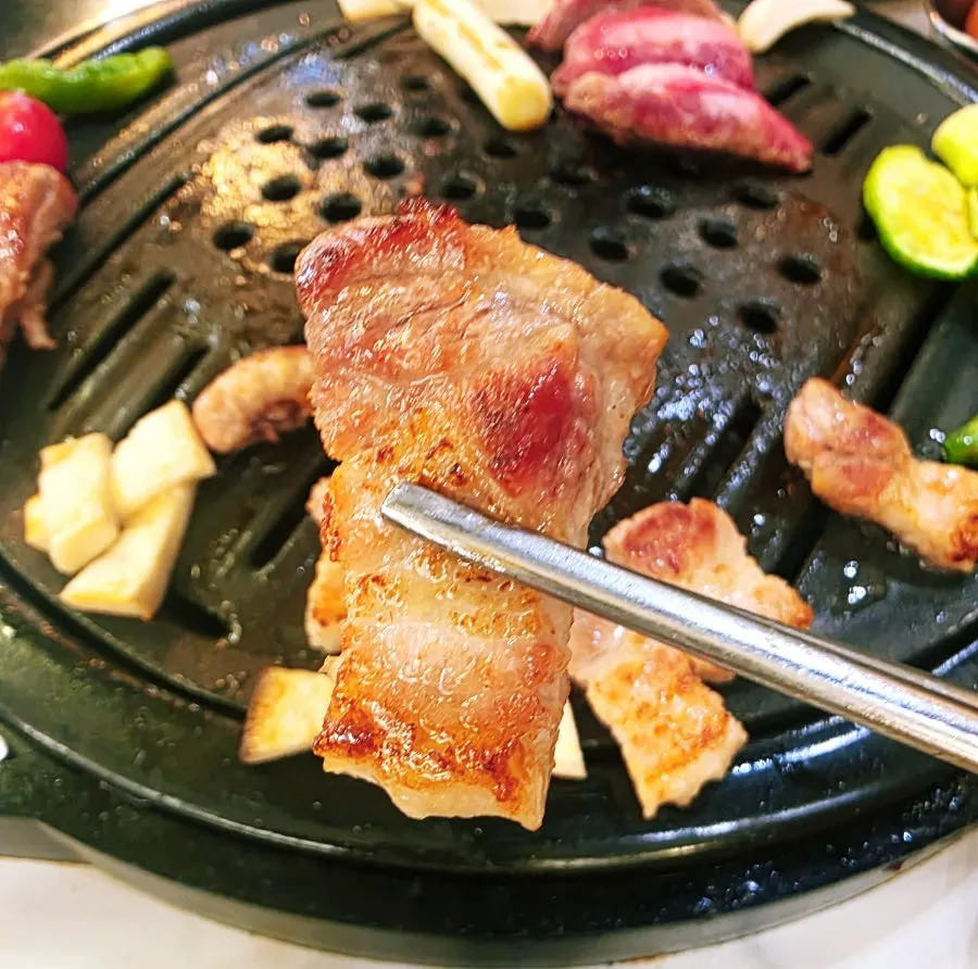 Galbi bon-samgyeop grilled golden on the outside