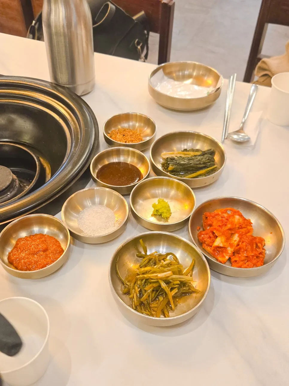 고기와 곁들임 반찬 소스 구성