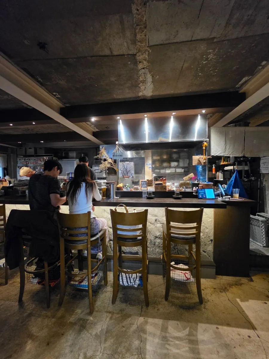 입구 앞 볏짚 훈연 부스