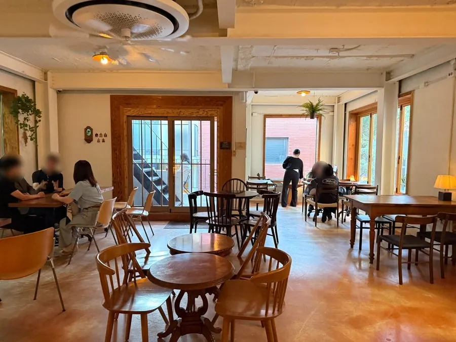 Overview of indoor seating at 5to7 Seongsu Main Branch