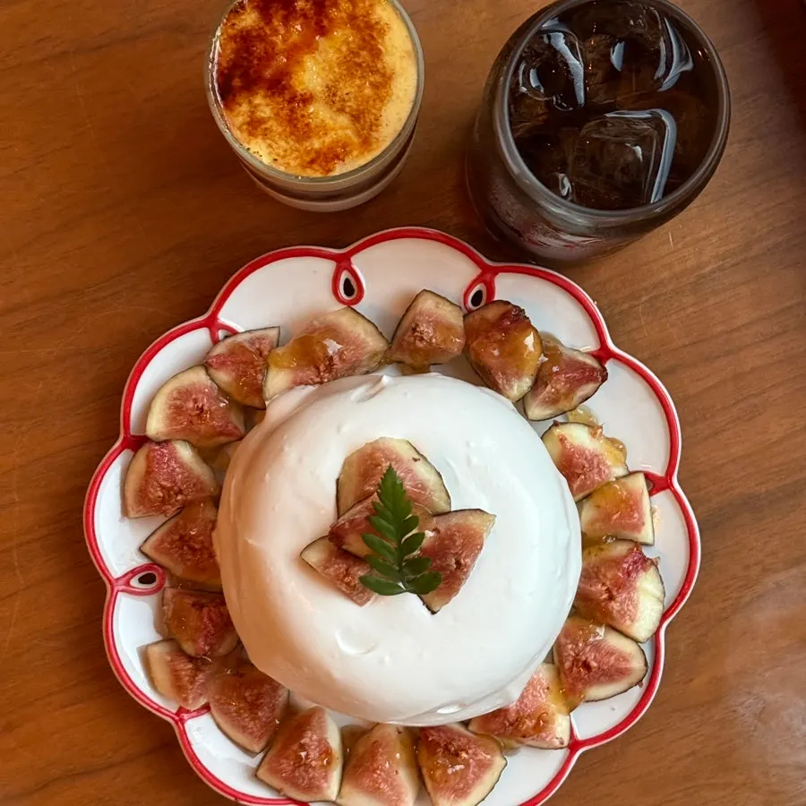 Table setting with fig soufflé and drinks