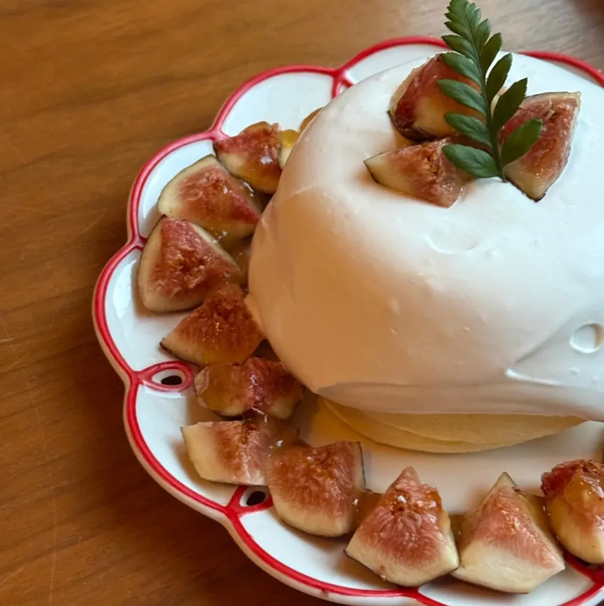 Fig soufflé topped with cream and fresh figs