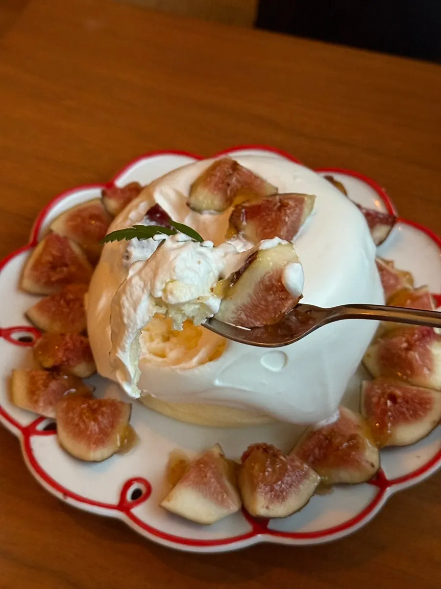 Soufflé topped with figs and cream