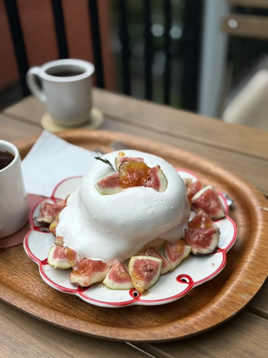 Photo of the fig soufflé and cream combination