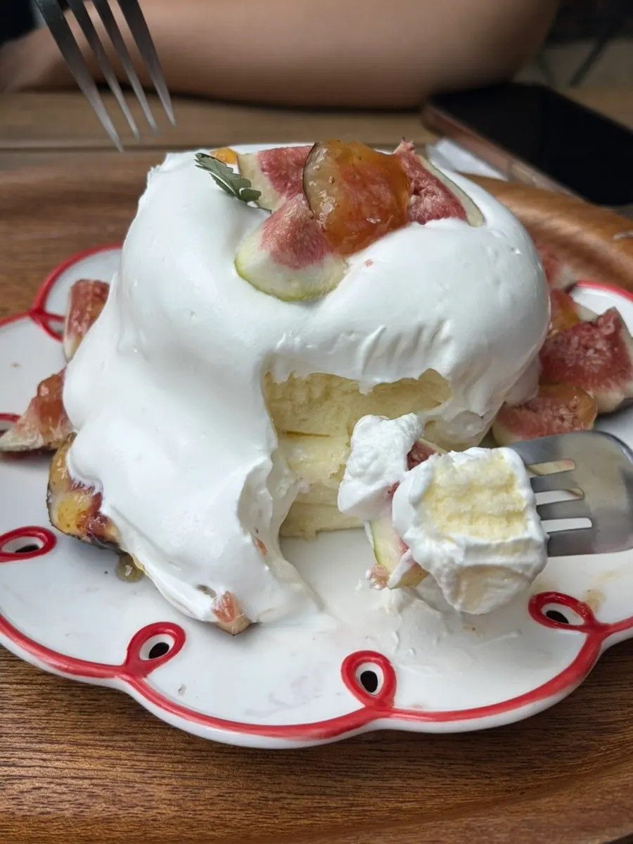 Photo of cream on the fig soufflé