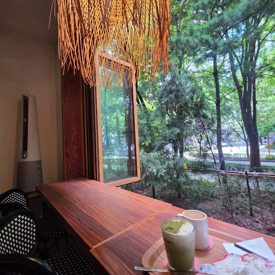 Exterior of the soufflé café in front of Seoul Forest