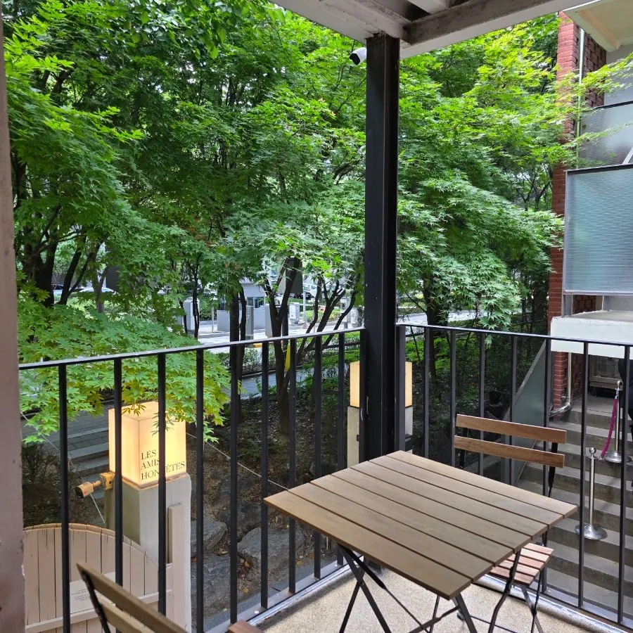 Terrace table in front of Seoul Forest
