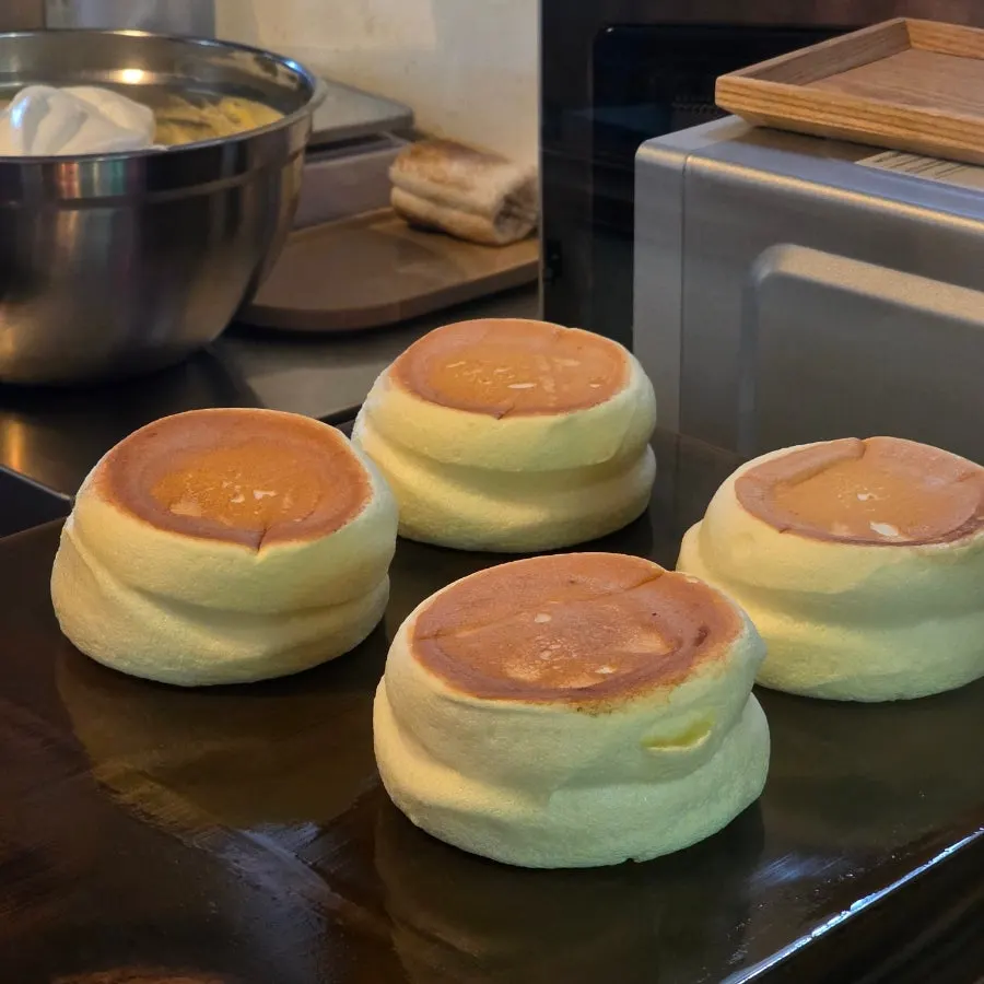 Open kitchen for soufflé pancakes