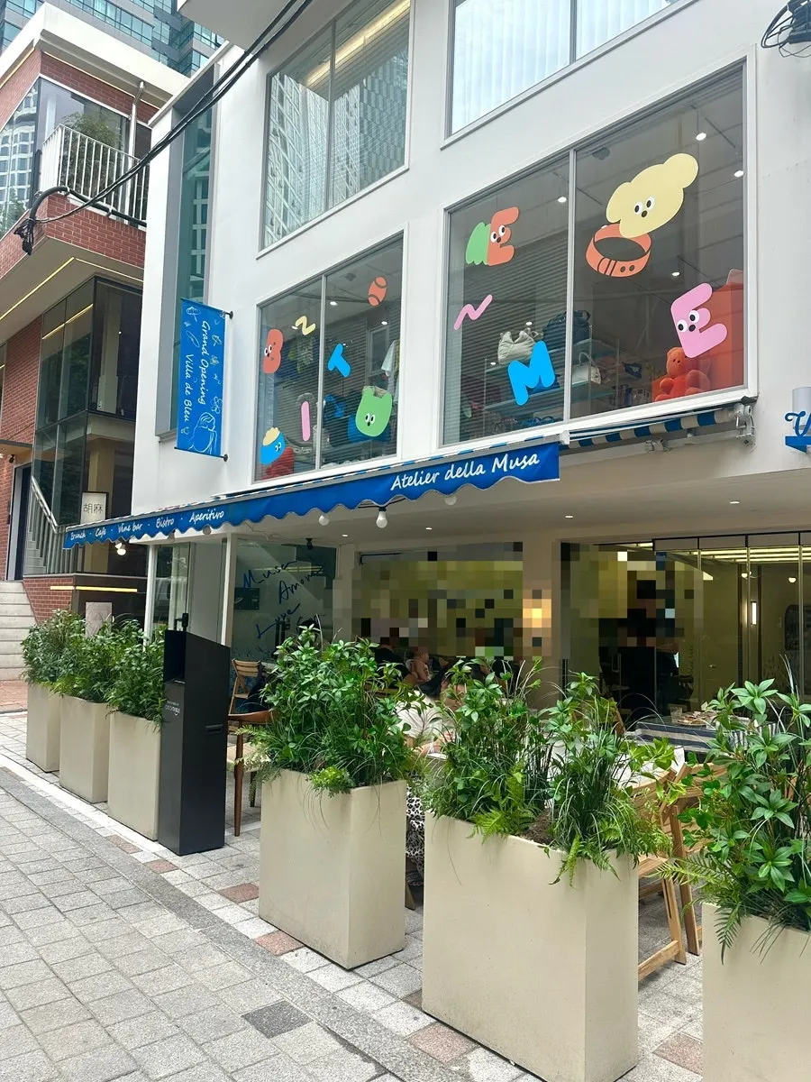 Alley leading from Seoul Forest Station to Billadeubeulleu Seongsu