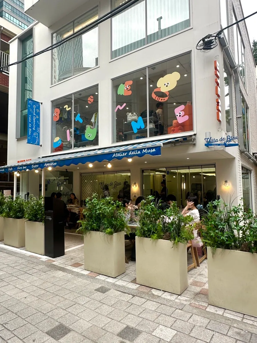 Exterior and blue sign of Billadeubeulleu Seongsu