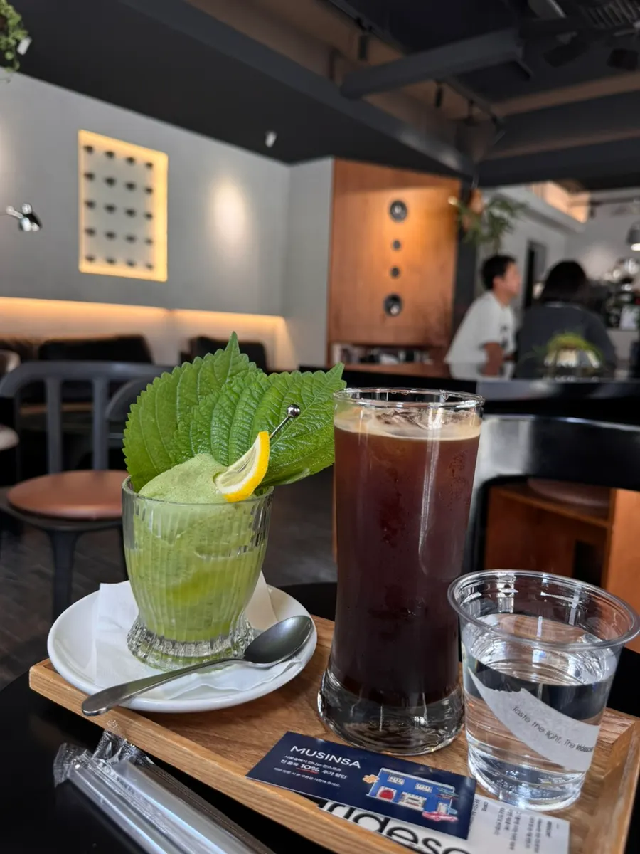 Citrus perilla-leaf smoothie presentation