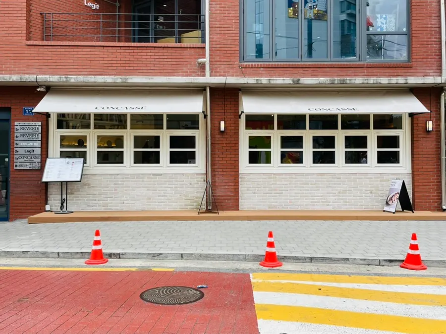 CONCASSE 간판이 보이는 콩카세 성수 외관