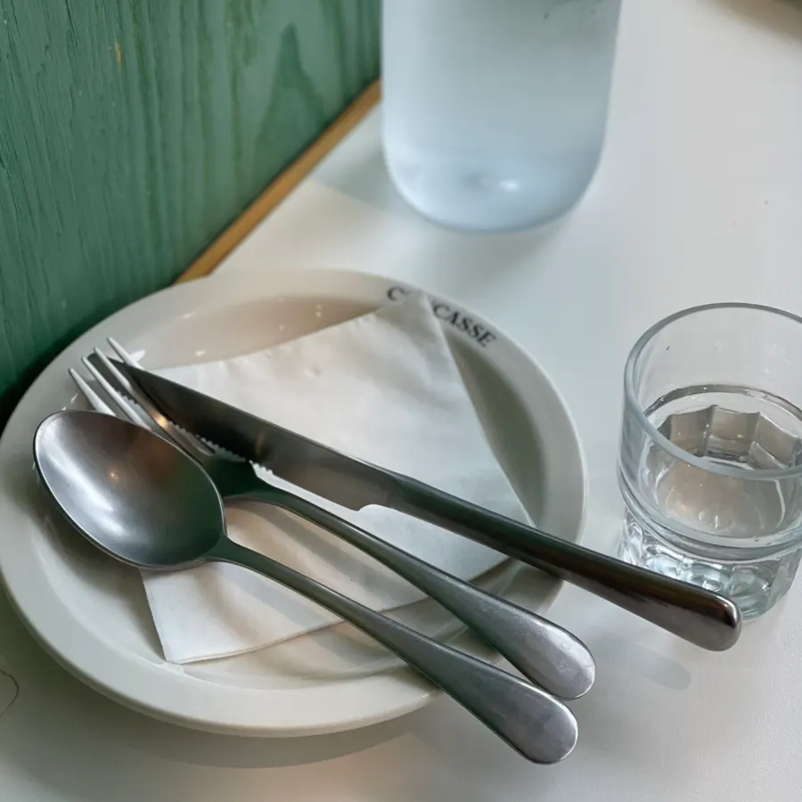 커트러리가 놓인 테이블 세팅