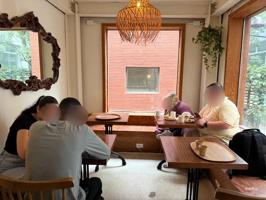 지난 방문에 앉았던 1층 창가 자리