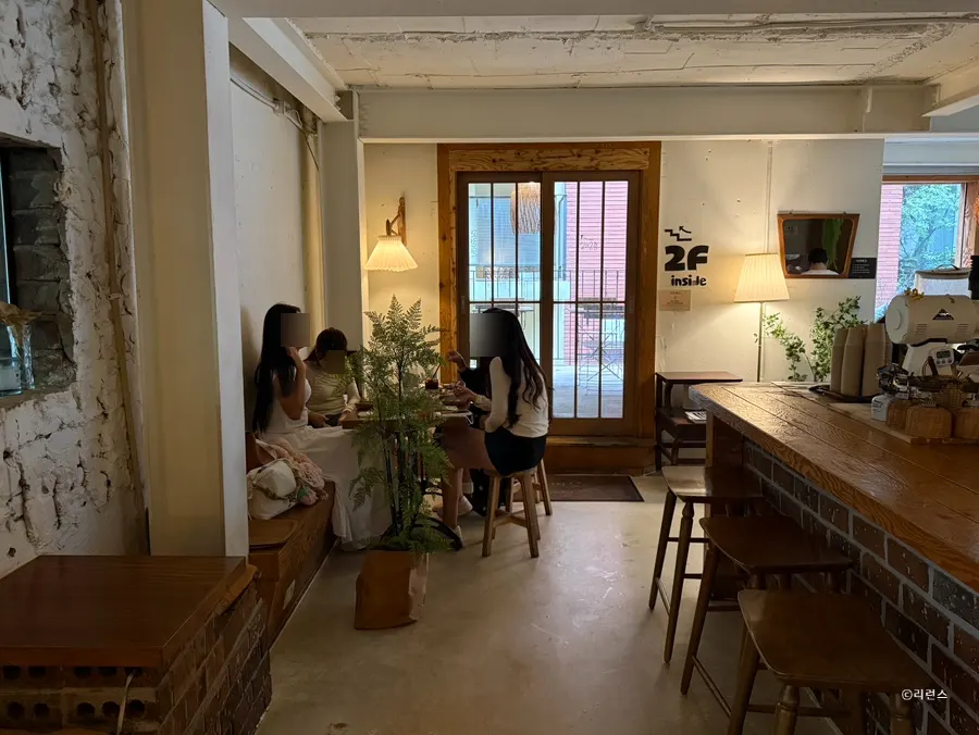 손님이 앉아 있는 1층 홀