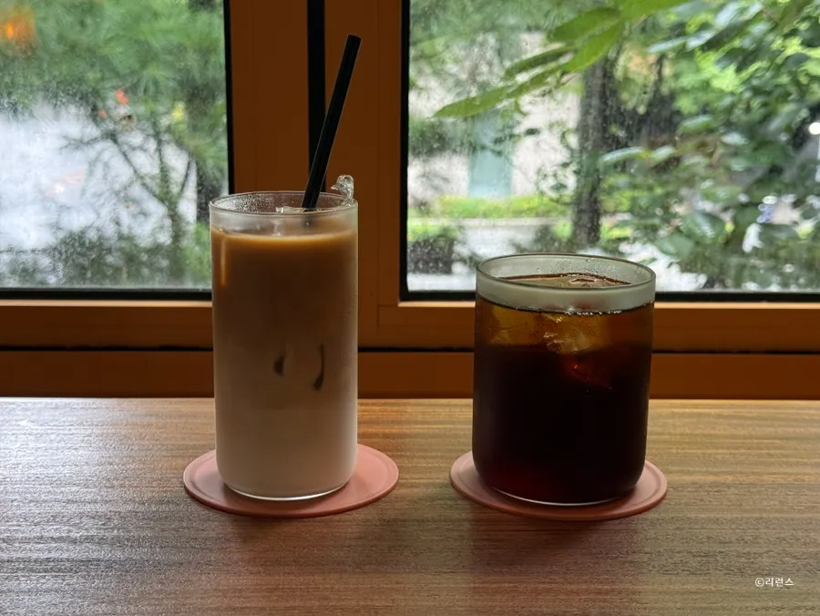 아이스카페라떼와 더치 아메리카노