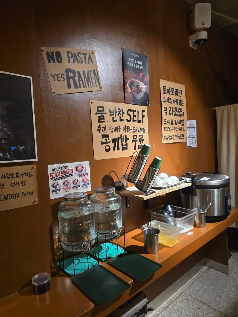 혼밥을 위한 1인 테이블 공간