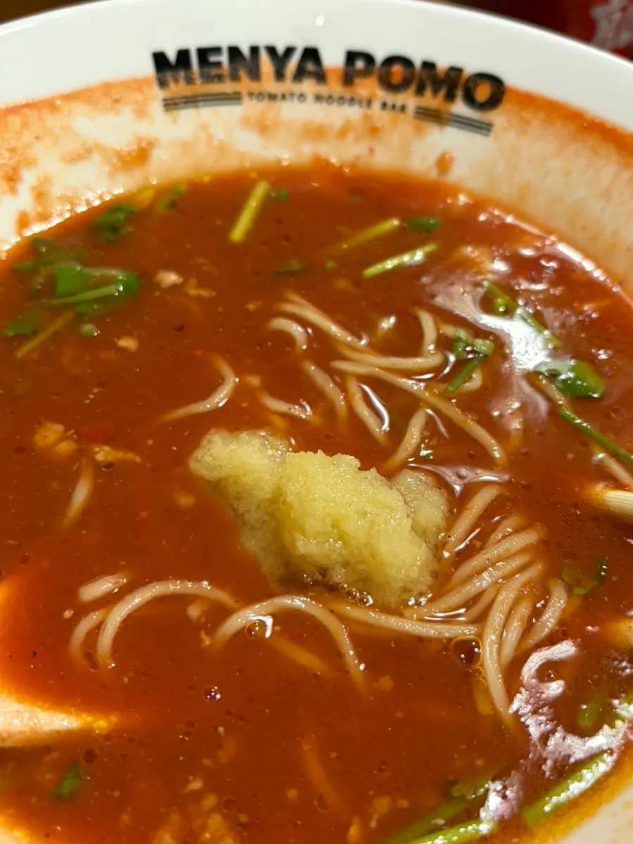 고수와 어우러진 토마토라멘 국물