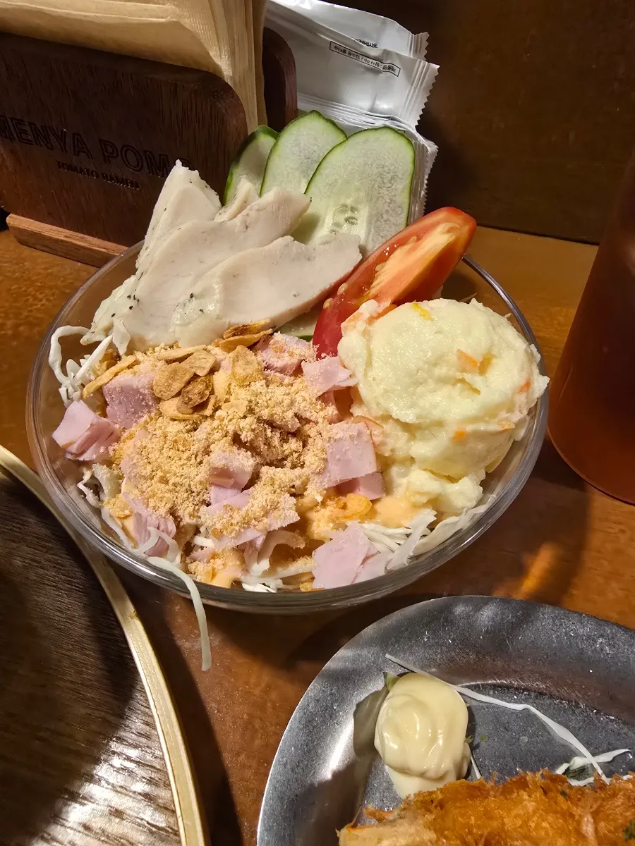 다진 마늘을 더한 토마토라멘