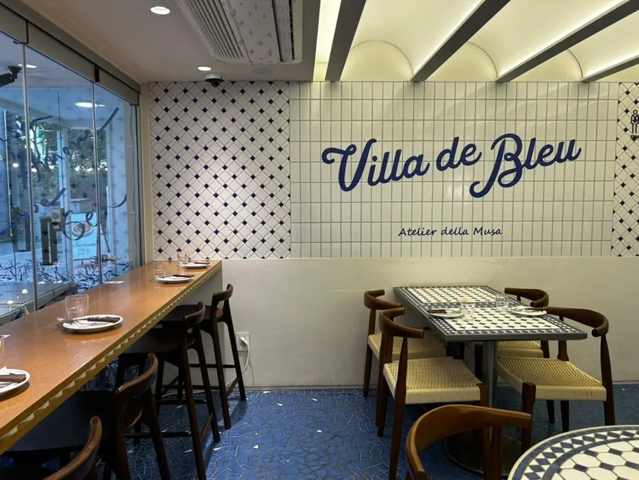 Blue interior with a Mediterranean feel
