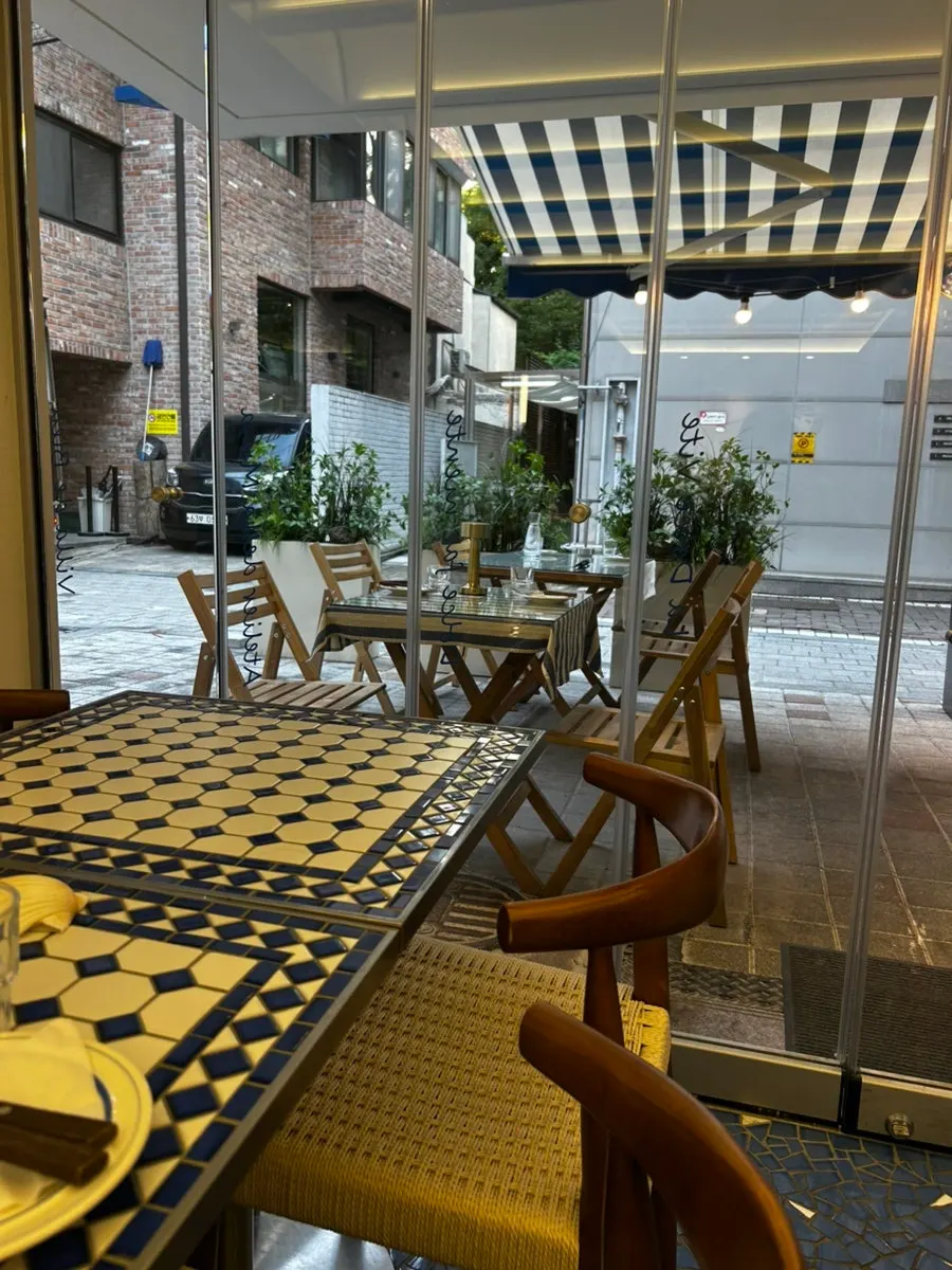 Fresh interior of Billadeubeulleu Seongsu