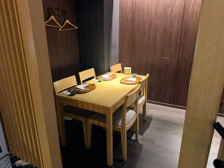 Danya's counter seats, with only six set up