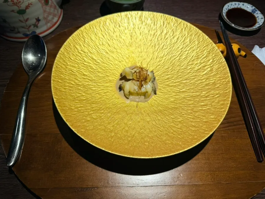 Warm steamed abalone with sauce