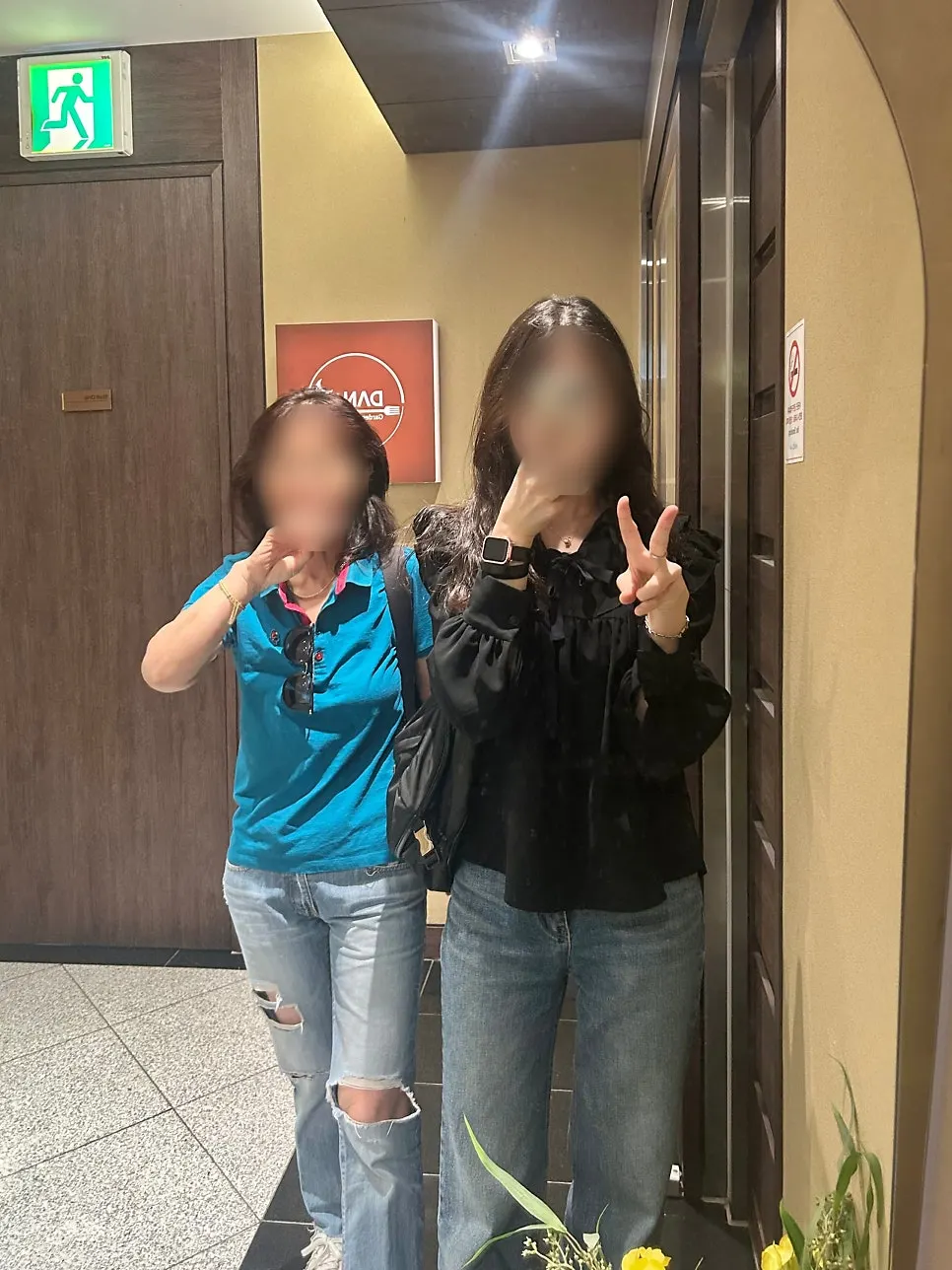 Commemorative photo in front of the entrance mirror at Danya