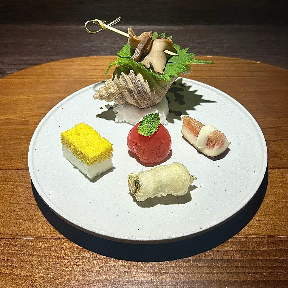 Full platter of Danya's 5-kind appetizer set