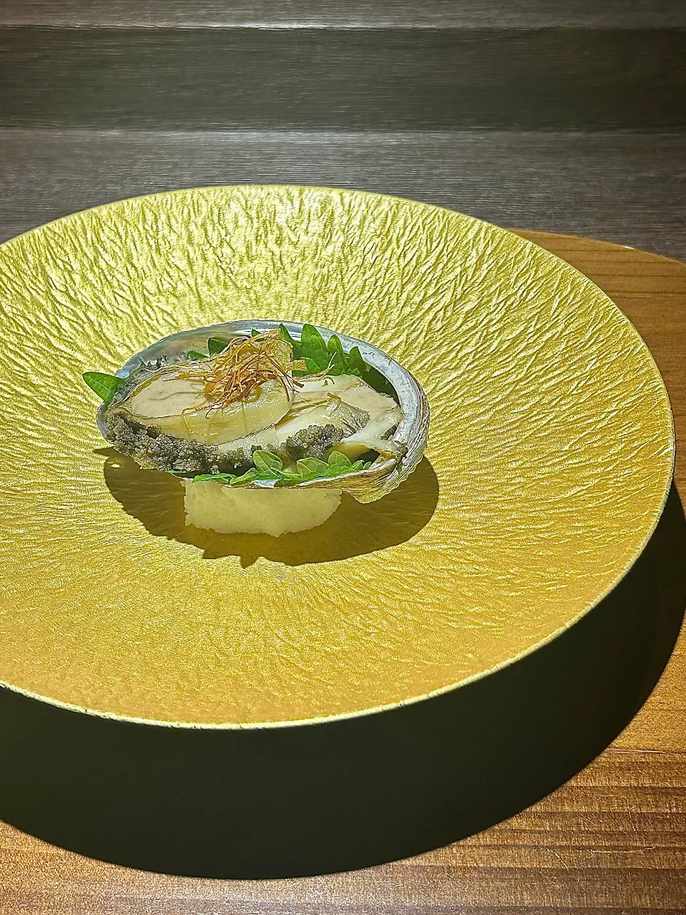 Steamed abalone with innard sauce and fried leek topping