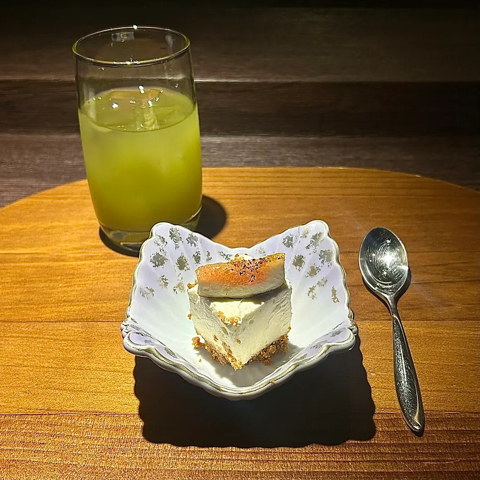 Rare cheesecake and matcha dessert
