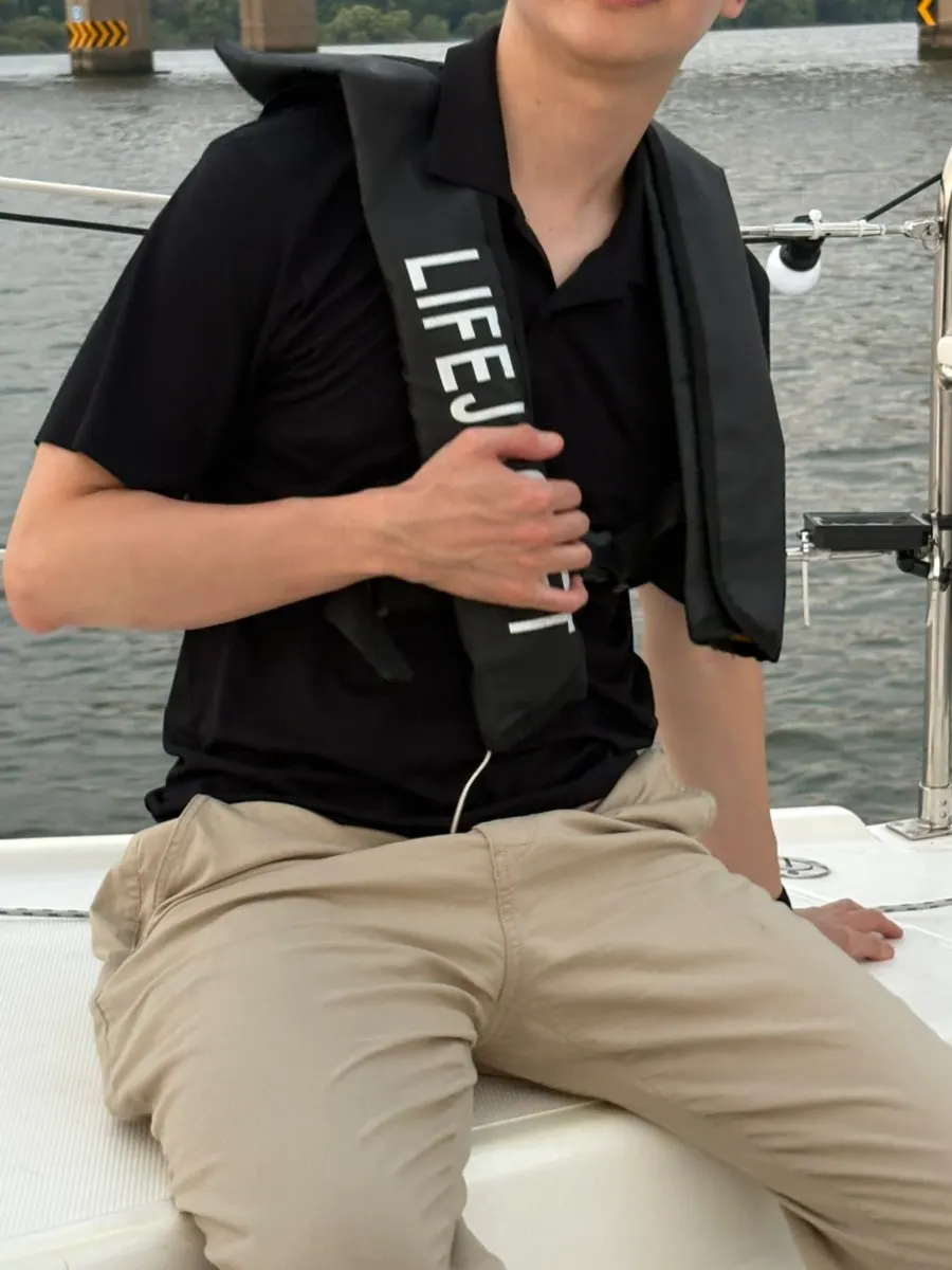 Moving to the front of the Han River yacht