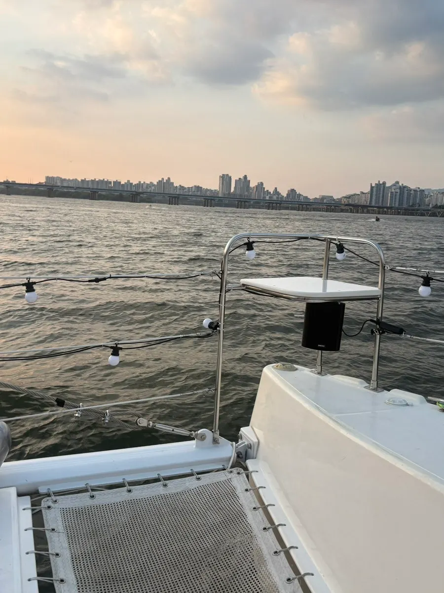 Space at the front of the Han River yacht