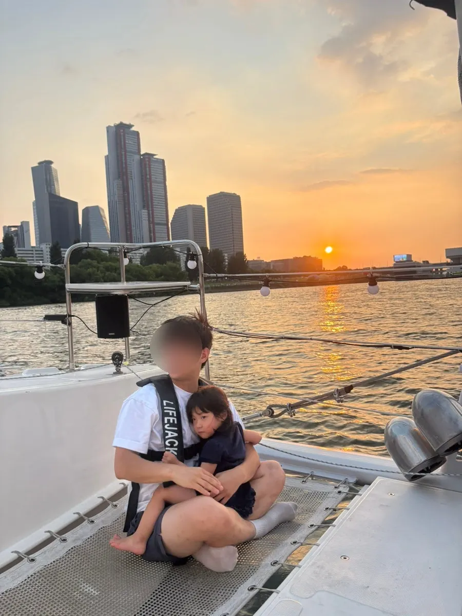 Family photo during a Han River yacht tour
