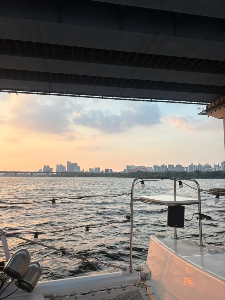 Han River yacht tour at sunset
