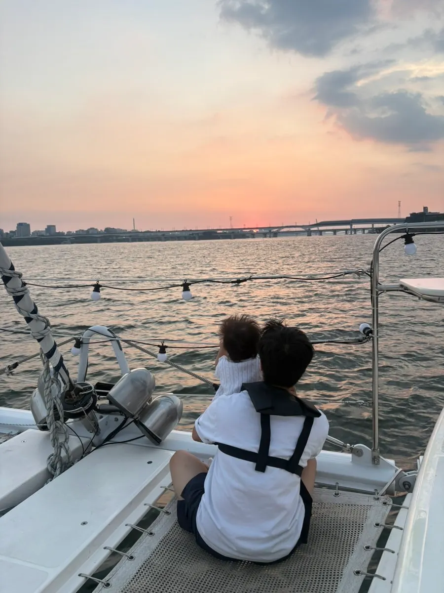 Yacht experience with grandparents and children
