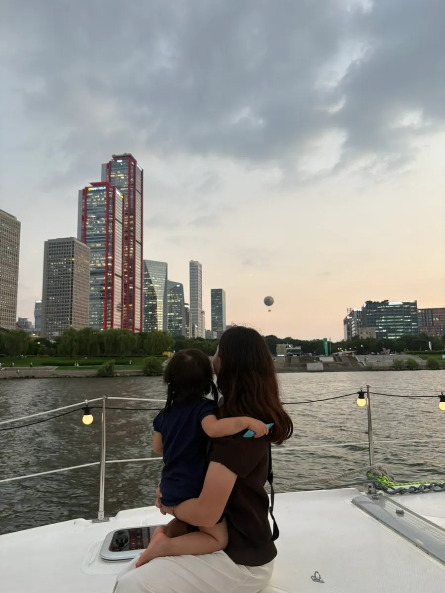 Seoul Han River yacht experience with a child