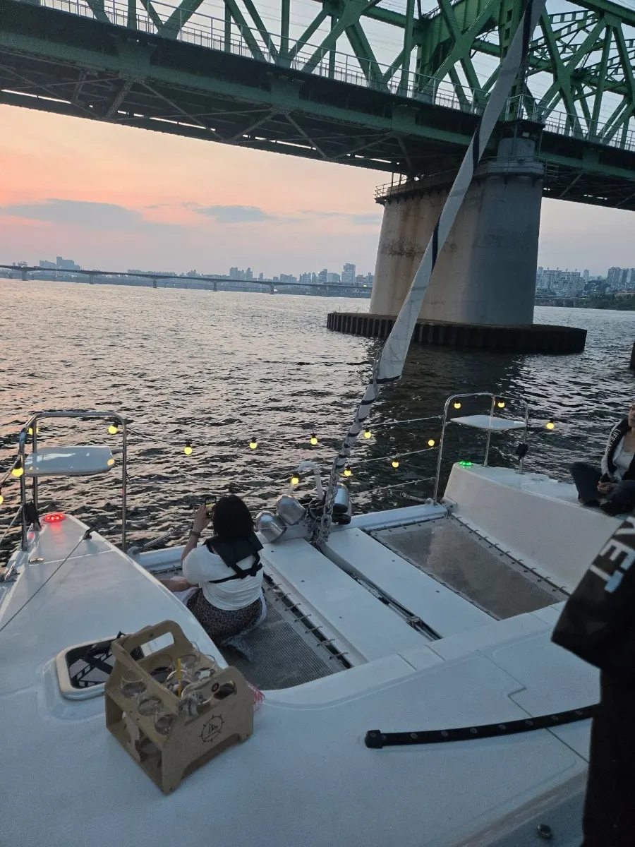 The scenery around the Han River seen from a yacht