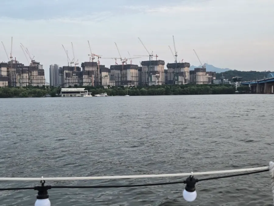 Sunset seen from the middle of the Han River