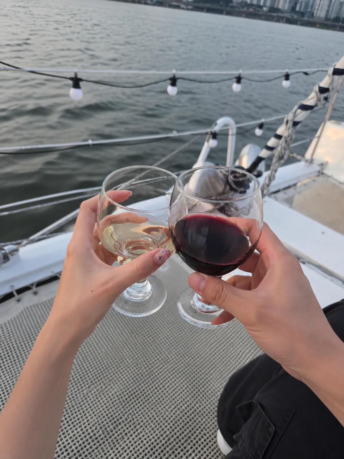 A Han River yacht date with music