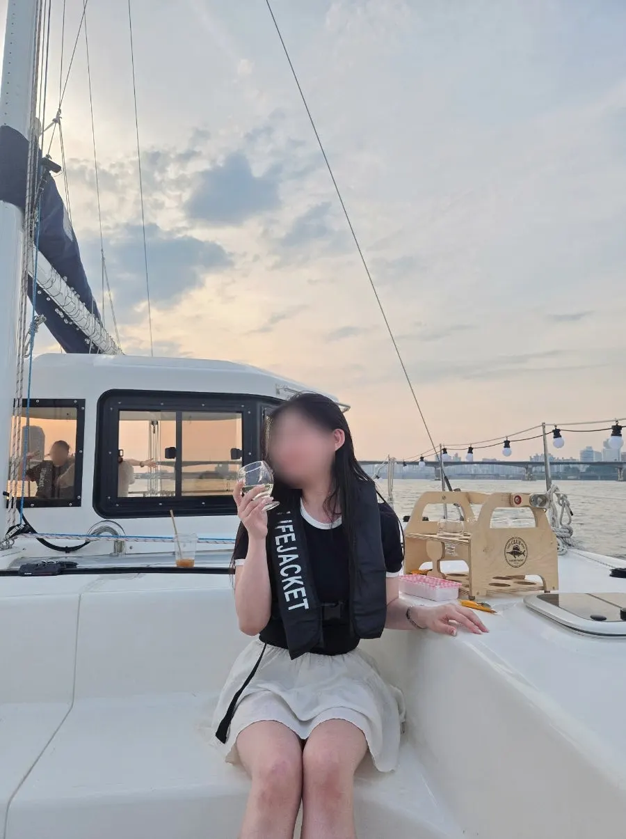 A relaxing yacht experience looking out over the Han River