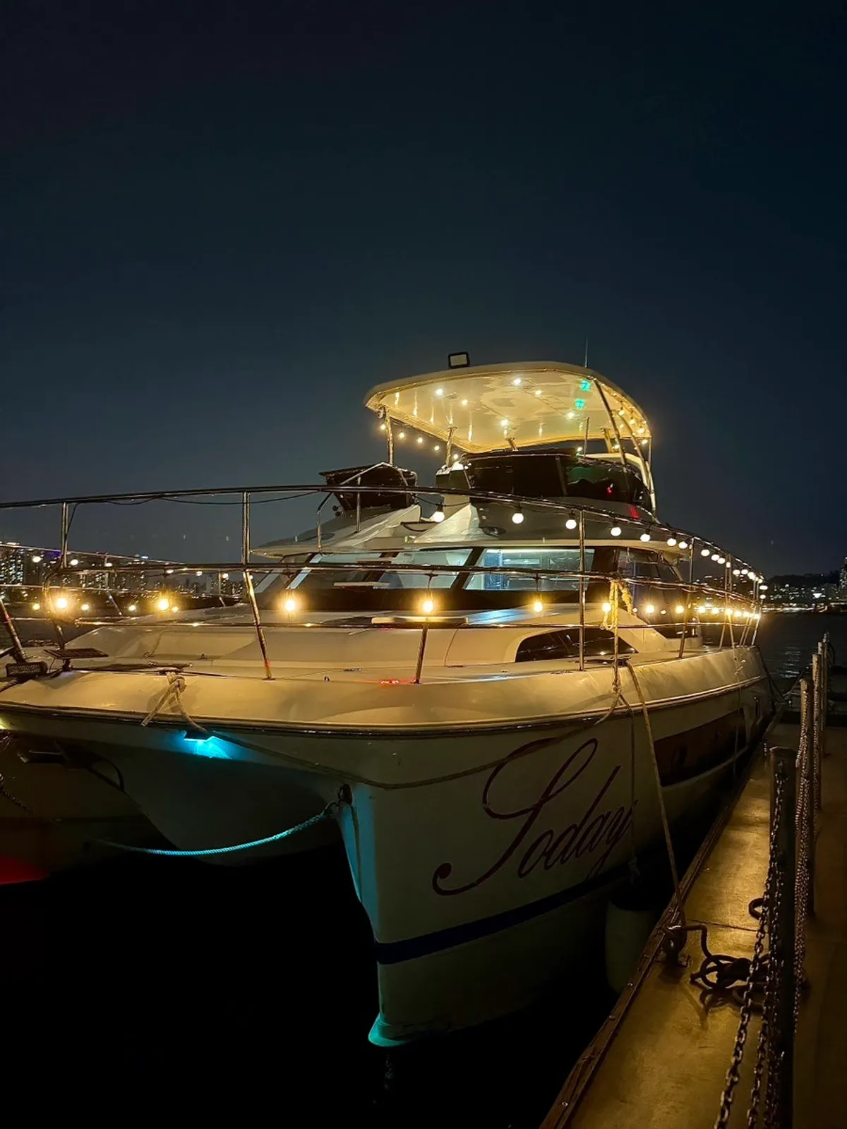 Featured photo introducing a Han River yacht tour