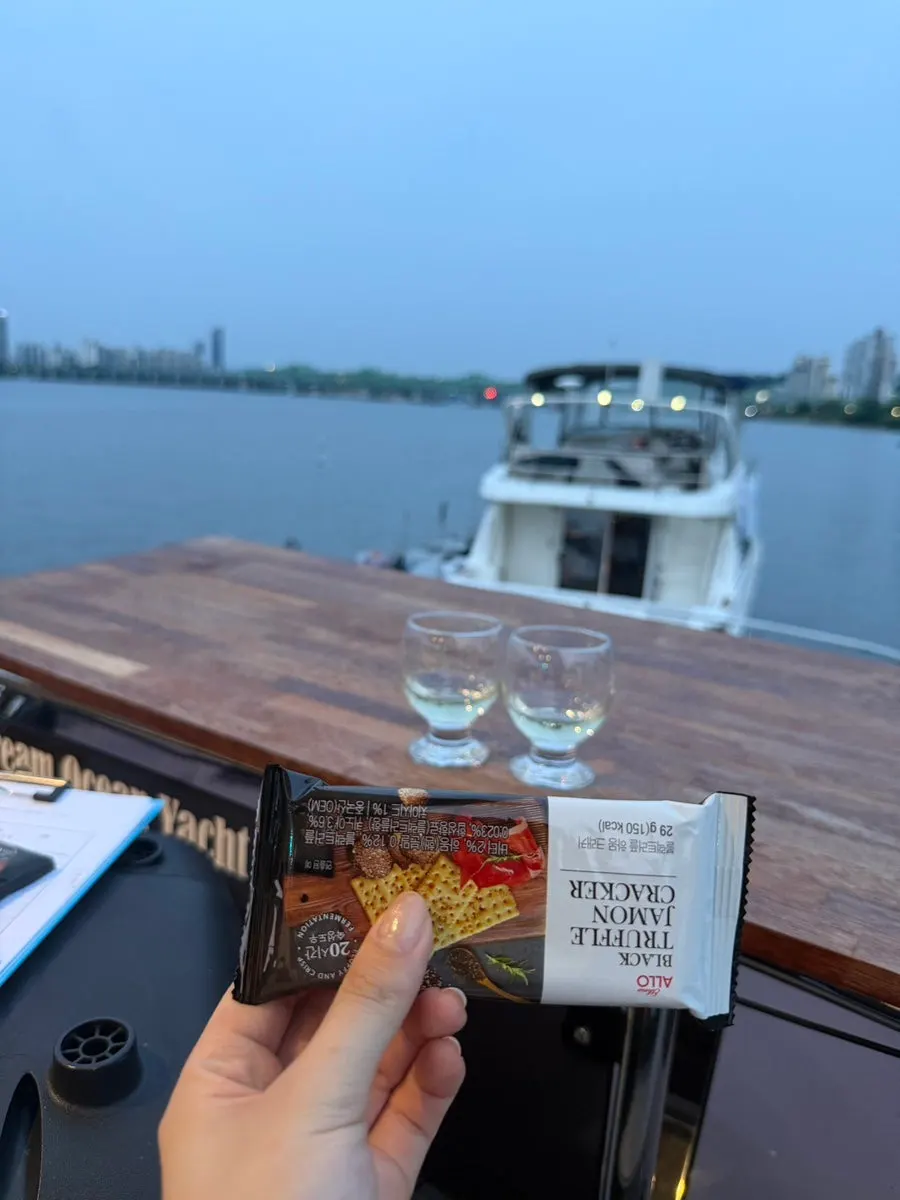 Sunset scenery on a Han River yacht tour