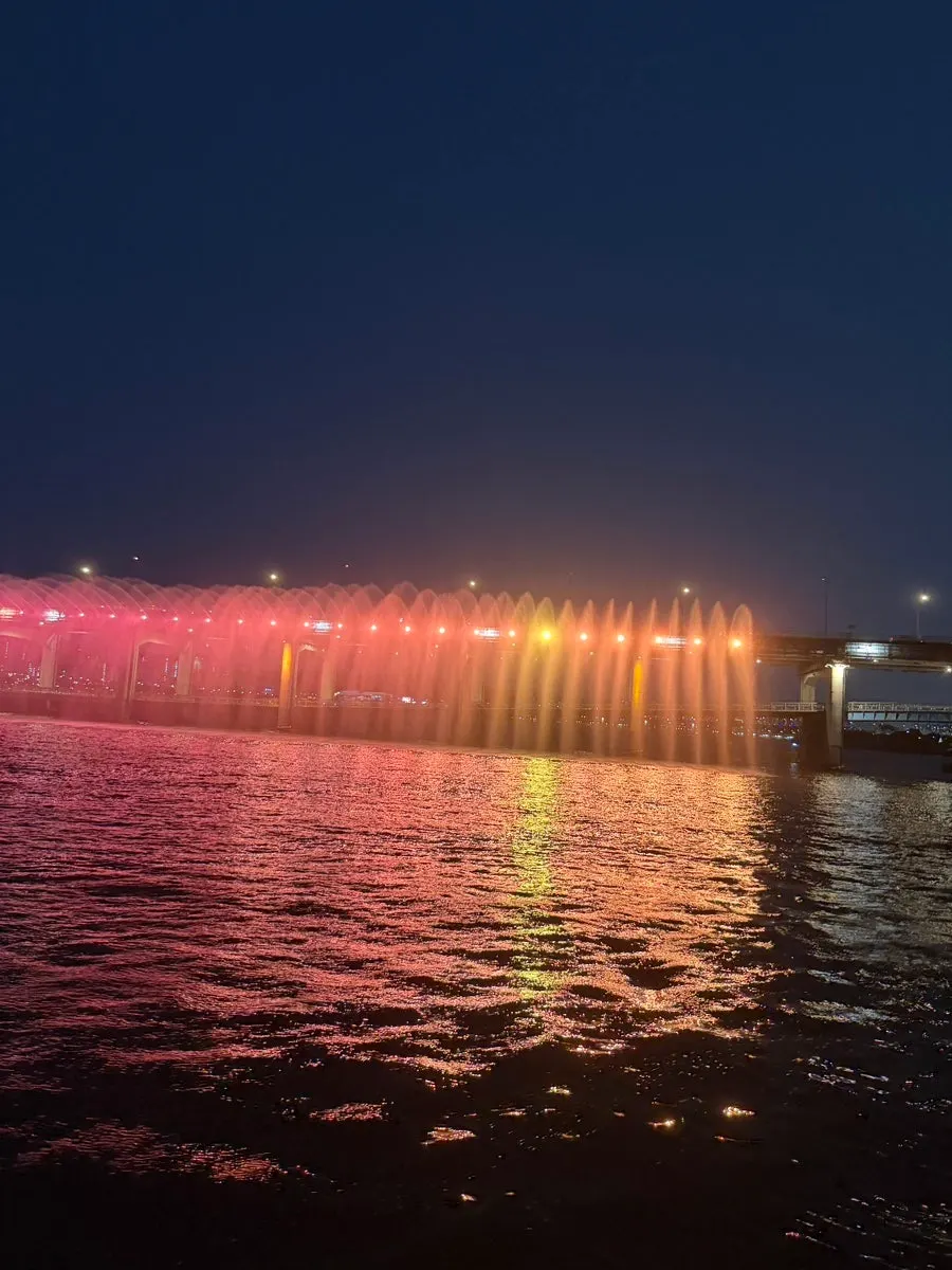 Han River night view and the Banpo Bridge fountain show