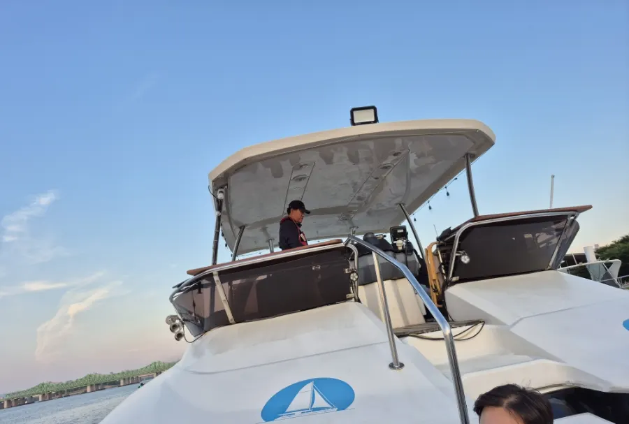 한강 요트 투어 승선 장면