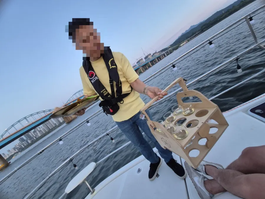 요트 위에 준비된 샴페인과 스낵
