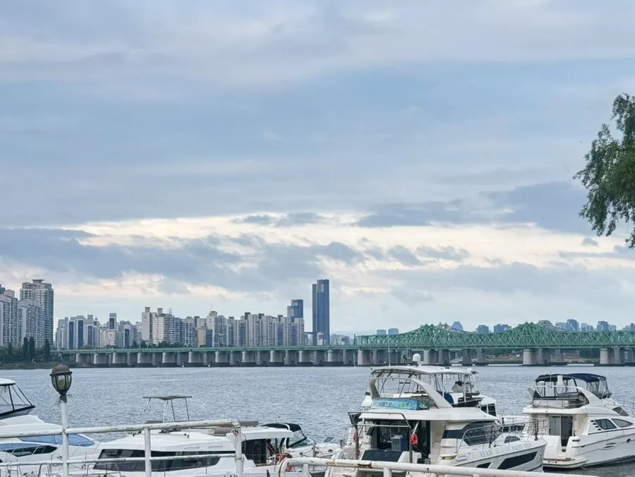 Relaxing moment on a Han River yacht tour
