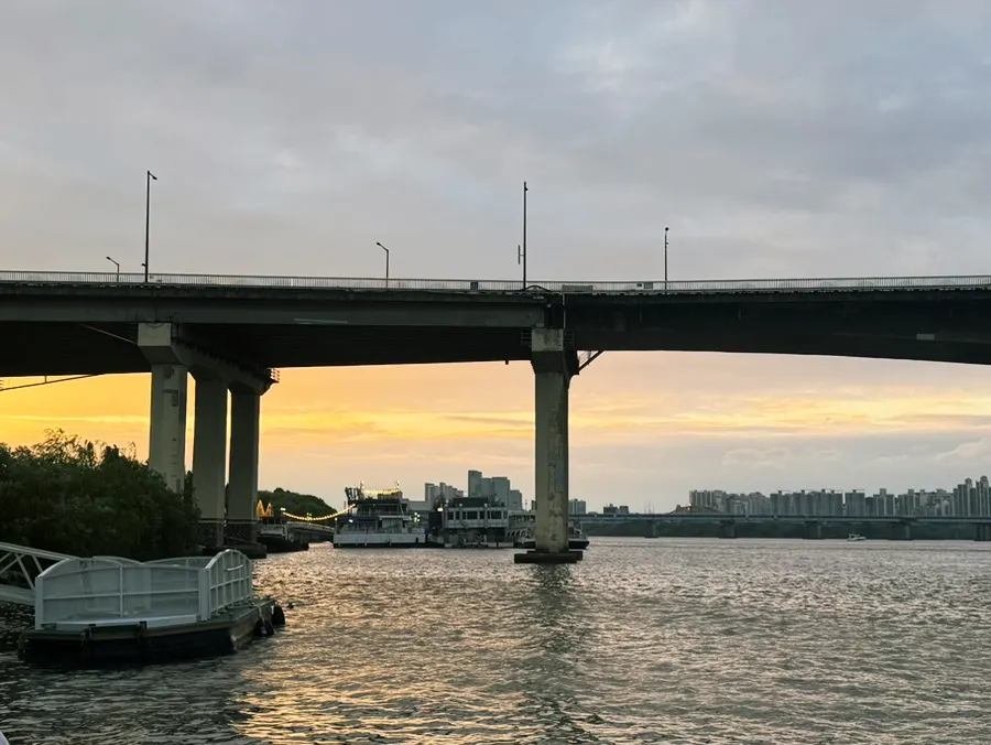 Han River yacht date with my partner
