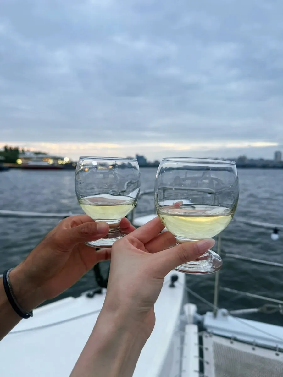 Group yacht departing first