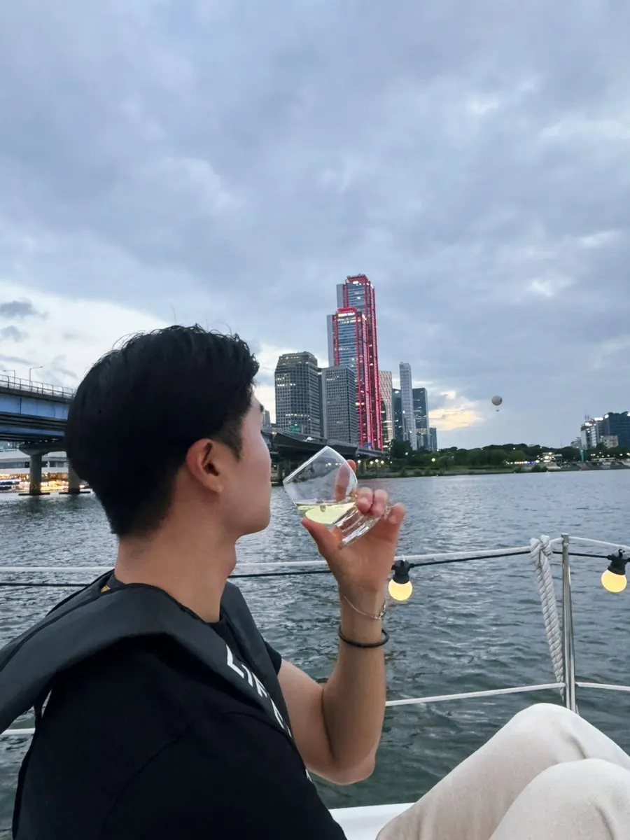 Drinks and crackers enjoyed on the yacht